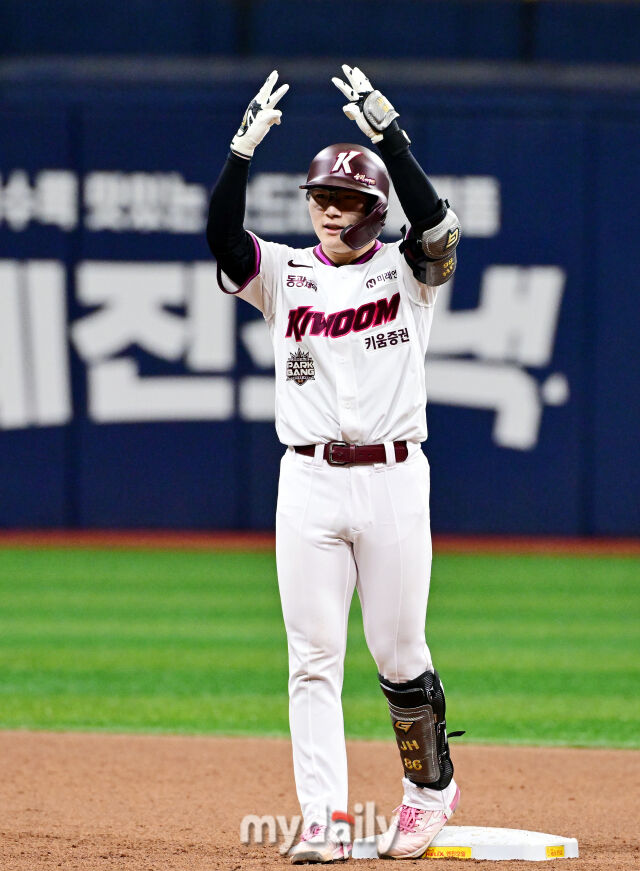 키움 송지후가 26일 오후 서울 고척스카이돔에서 진행된 '2026 신한 SOL Bank KBO리그' 삼성--키움의 경기 3회말 2루타를 때린 뒤 기뻐하고 있다./고척 = 곽경훈 기자