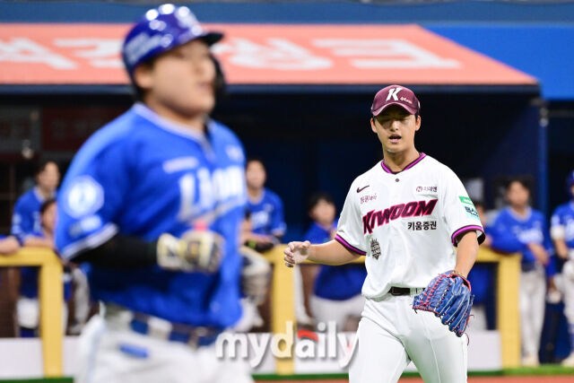 키움 선발 박준현이 26일 오후 서울 고척스카이돔에서 진행된 '2026 신한 SOL Bank KBO리그' 삼성--키움의 경기 2회초 1사 만루에서 김도환을 병살로 잡은 뒤 기뻐하고 있다./고척 = 곽경훈 기자