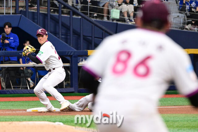 키움 김지석이 26일 오후 서울 고척스카이돔에서 진행된 '2026 신한 SOL Bank KBO리그' 삼성--키움의 경기 4회초 무사 1,2루에서 전병우의 번트 때 박준현의 토스를 받아 2루자를 포스아웃 시키고 있다./마이데일리