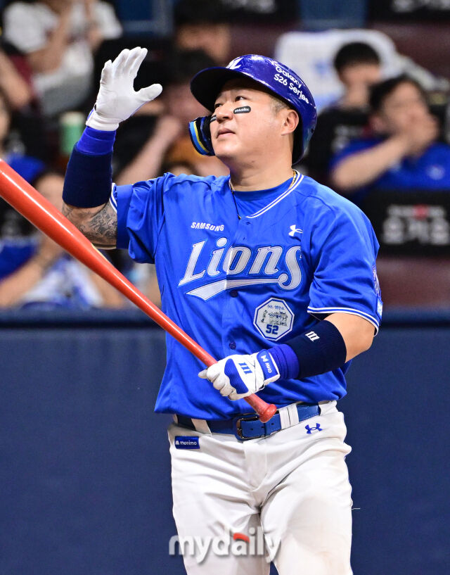 삼성 최형우가 26일 오후 서울 고척스카이돔에서 진행된 '2026 신한 SOL Bank KBO리그' 삼성--키움의 경기 5회초 2사 1,2루에서 박준현의 볼에 헛스윙을 하고 있다./고척 = 곽경훈 기자