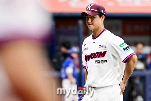 키움 박준현이 26일 오후 서울 고척스카이돔에서 진행된 '2026 신한 SOL Bank KBO리그' 삼성--키움의 경기 5회초 2사 1,2루에서 최형우를 땅볼로 잡은 뒤 기뻐하고 있다./고척 = 곽경훈 기자