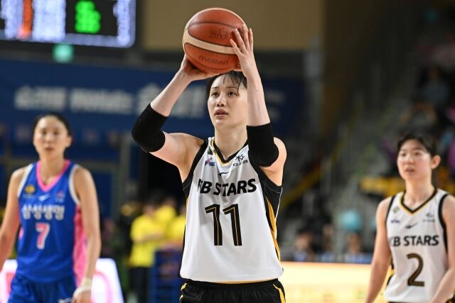 청주 KB국민은행 스타즈 강이슬이 26일 용인체육관에서 열린 용인 삼성생명 블루밍스와의 BNK 금융 2025-2026 여자프로농구 챔피언결정전 3차전에서 슛을 시도하고 있다. /WKBL 제공