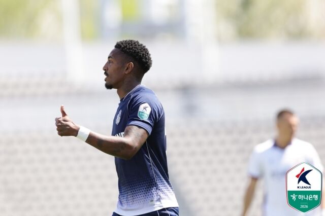 서울 이랜드가 26일 목동종합운동장에서 열린 화성FC와 9라운드 홈 경기에서 1-2로 패배했다. 동료에게 엄지를 보여주고 있는 가브리엘./프로축구연맹 제공