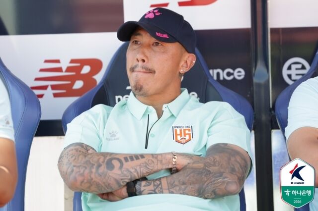 화성FC가 26일 목동종합운동장에서 열린 서울 이랜드와 9라운드 원정 경기에서 2-1로 승리했다. 차두리 감독이 경기를 지켜보고 있다./프로축구연맹 제공