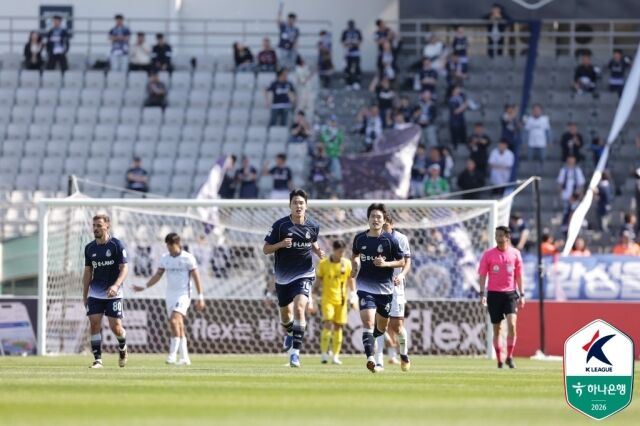 서울 이랜드가 26일 목동종합운동장에서 열린 화성FC와 9라운드 홈 경기에서 1-2로 패배했다. 박재용이 만회골을 넣은 뒤 하프라인으로 질주하고 있다./프로축구연맹 제공