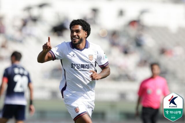 화성FC가 26일 목동종합운동장에서 열린 서울 이랜드와 9라운드 원정 경기에서 2-1로 승리했다. 데메트리우스가 추가골을 넣은 뒤 세레머니를 펼치고 있다./프로축구연맹 제공
