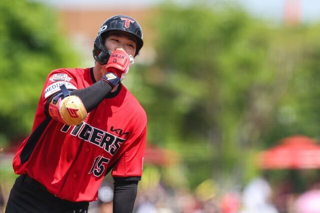 KIA 타이거즈 박재현이 26일 광주 KIA챔피언스필드에서 열린 롯데 자이언츠와의 홈 경기서 1회말 리드오프 홈런을 치고 기뻐하고 있다./KIA 타이거즈 제공