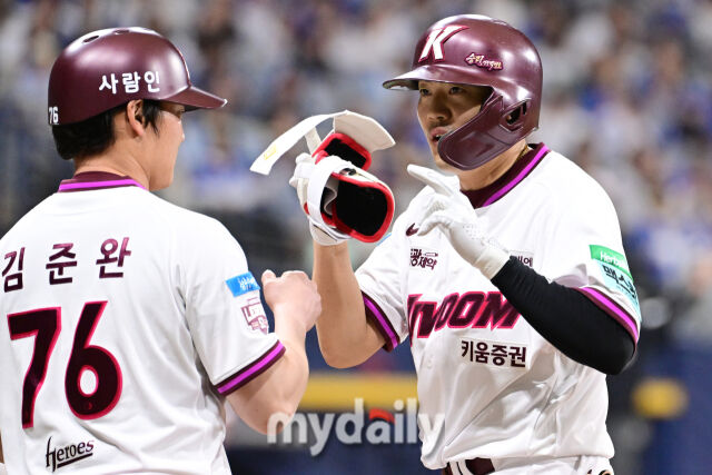 키움 오선진이 26일 오후 서울 고척스카이돔에서 진행된 '2026 신한 SOL Bank KBO리그' 삼성--키움의 경기 7회말 2사 1루에서 안타를 때린 뒤 기뻐하고 있다./고척 = 곽경훈 기자