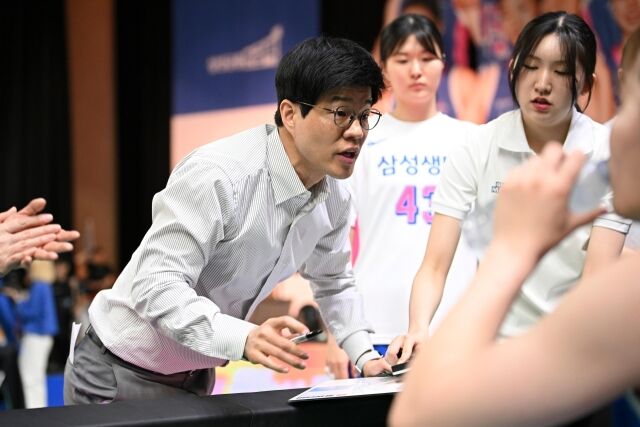 하상윤 용인 삼성생명 블루밍스 감독이 26일 용인체육관에서 열린 BNK 금융 2025-2026 여자프로농구 챔피언결정전 3차전 청주 KB국민은행 스타즈전에서 작전 지시를 하고 있다. /WKBL 제공