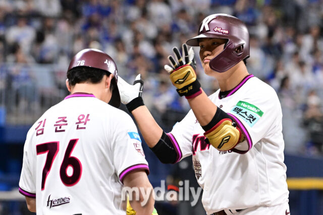 키움 김건희가 26일 오후 서울 고척스카이돔에서 진행된 '2026 신한 SOL Bank KBO리그' 삼성--키움의 경기 8회말 적시타를 때린 뒤 기뻐하고 있다./마이데일리
