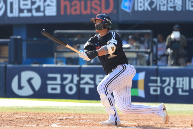 송찬의가 안타를 치고 있다./LG 트윈스