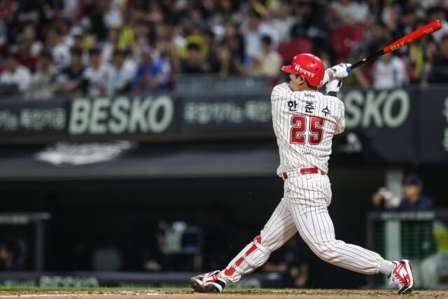 KIA 타이거즈 한준수가 25일 광주 KIA챔피언스필드에서 열린 롯데 자이언츠와의 홈 경기서 타격하고 있다./KIA 타이거즈 제공