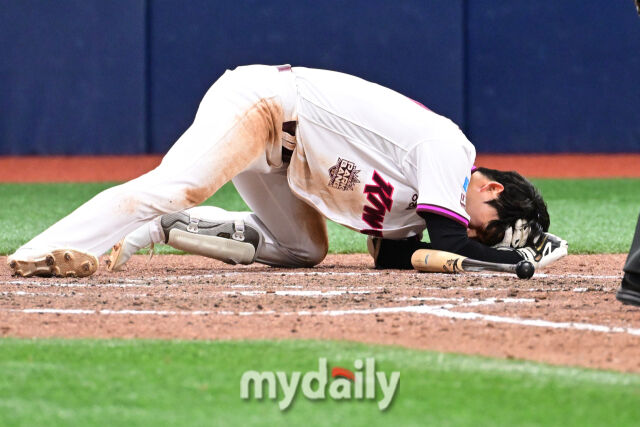 키움 박수종이 26일 오후 서울 고척스카이돔에서 진행된 '2026 신한 SOL Bank KBO리그' 삼성--키움의 경기 8회말 삼성 미야지에게 헤드샷을 맞은 뒤 고통스러워 하고 있다./마이데일리