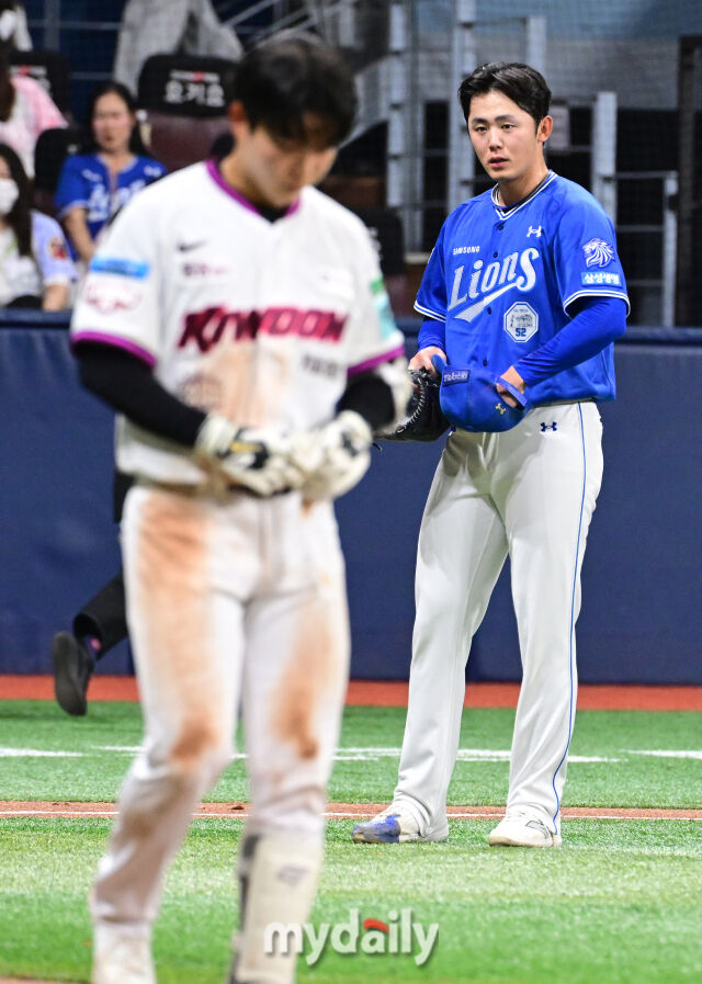 삼성 미야지가 26일 오후 서울 고척스카이돔에서 진행된 '2026 신한 SOL Bank KBO리그' 삼성--키움의 경기 8회말 키움 박수종에게 헤드샷을 던진 뒤 아쉬워 하고 있다./고척 = 곽경훈 기자