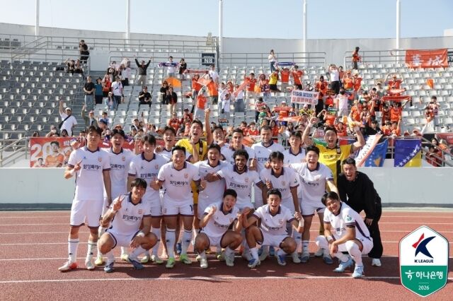 화성FC가 26일 목동종합운동장에서 열린 서울 이랜드와 원정 경기에서 2-1로 승리했다. 승리 후 기념 사진을 촬영하고 있는 화성 선수단./프로축구연맹 제공