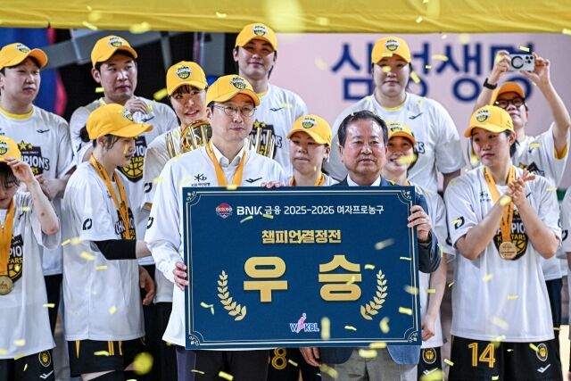 김완수 청주 KB국민은행 스타즈 감독(왼쪽)이 우승을 차지한 뒤 기뻐하고 있다. /WKBL 제공