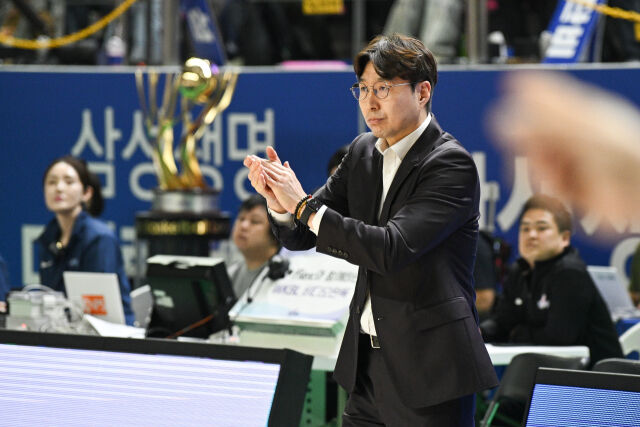 김완수 청주 KB국민은행 스타즈 감독이 26일 용인체육관에서 열린 BNK 금융 2025-2026 여자프로농구 챔피언결정전 3차전 용인 삼성생명 블루밍스와의 맞대결에서 선수들을 격려하고 있다. /WKBL 제공