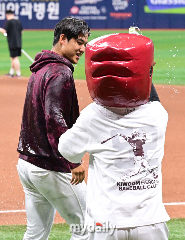 키움 선발 박준현이 26일 오후 서울 고척스카이돔에서 진행된 '2026 신한 SOL Bank KBO리그' 삼성--키움의 경기에서 첫 승리를 거둔 뒤 물세례를 받고 있다./고척 = 곽경훈 기자