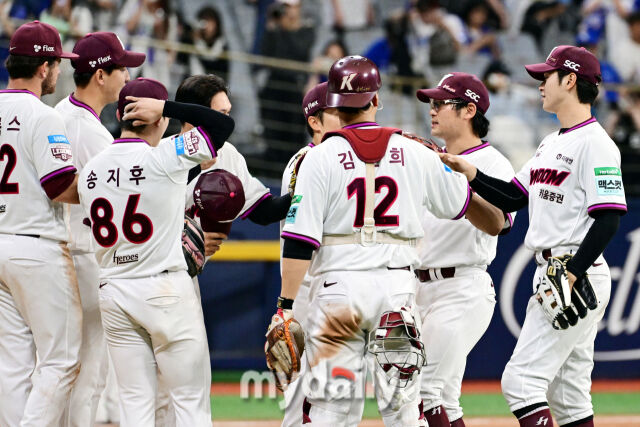 키움이 26일 오후 서울 고척스카이돔에서 진행된 '2026 신한 SOL Bank KBO리그' 삼성--키움의 경기에서 2-0으로 승리한 뒤 마운드에서 하이파이브를 하고 있다./고척 = 곽경훈 기자