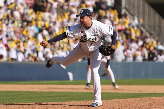 이영하가 26일 잠실구장에서 열린 LG 트윈스와 경기서 투구하고 있다./두산 베어스