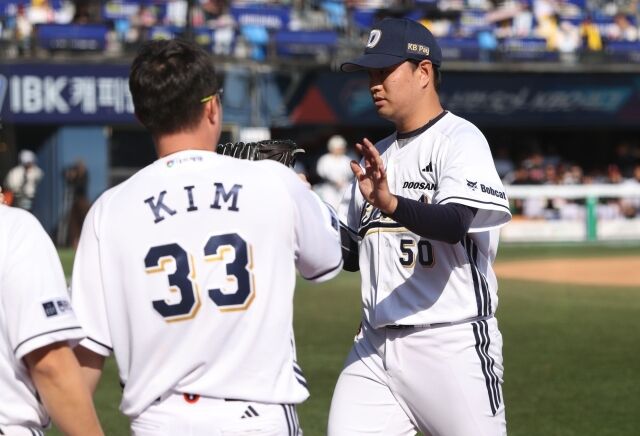 이영하가 26일 잠실구장에서 열린 LG 트윈스와 경기서 이닝을 마친 뒤 동료들과 하이파이브를 하고 있다./두산 베어스