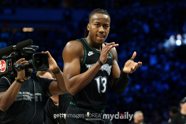 도순무가 26일 덴버와 경기 3쿼터에 박수를 치고 있다. /게티이미지코리아