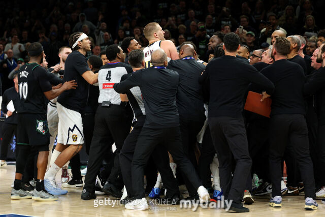 덴버 선수들(흰색 유니폼)과 미네소타 선수들이 26일 경기에서 충돌하고 있다. /게티이미지코리아