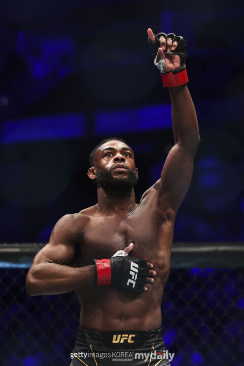 UFC 前 챔피언의 저력! 스털링, 잘랄에게 완승&rarr;노련미로 경기 지배하며 5R 심판전원일치 판정승