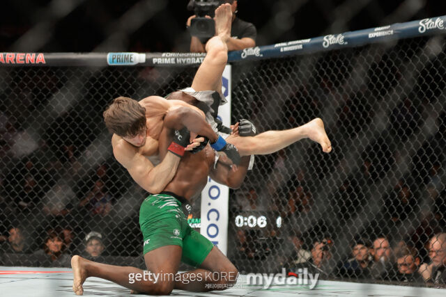 지난해 12월 경기에서 예플로예프(위)를 내던지는 스털링. /게티이미지코리아