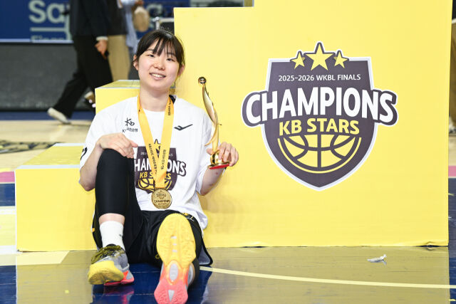 청주 KB국민은행 스타즈 허예은이 챔피언결정전 MVP 트로피를 들고 있다. /WKBL 제공