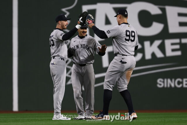 양키스 선수들이 26일 휴스턴과 경기에서 승리한 후 하이파이브 하고 있다. 왼쪽부터 코디 벨린저, 트렌트 그리샴, 애런 저지. /게티이미지코리아