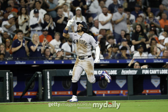 카바예로가 5회 홈런포를 터뜨리고 다이아몬드를 돌며 세리머니하고 있다. /게티이미지코리아