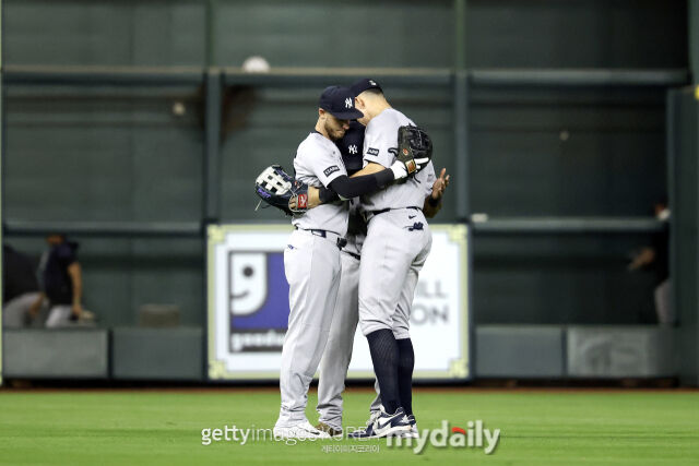 승리의 포옹을 하는 양키스 선수들. /게티이미지코리아