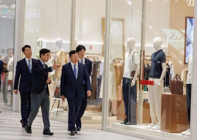 신동빈 롯데그룹 회장(오른쪽 두번째)이 23일 베트남 하노이에 위치한 롯데몰 웨스트레이크 하노이를 찾아 롯데몰을 시찰하고 있다. /롯데그룹