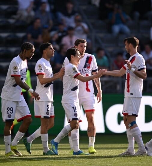 PSG의 이강인(왼쪽 세 번째)이 앙제와의 2025-26시즌 프랑스 리그1 원정 경기에서 골을 터뜨린 후 동료들의 축하를 받고 있다./PSG