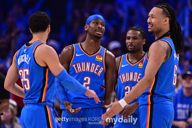 오클라호마시티 선수들이 20일 열린 피닉스와 서부 콘퍼런스 PO 1라운드 1차전에서 손을 잡고 있다. 왼쪽부터 아제이 미첼, 샤이 길저스-알렉산더, 케이슨 월러스, 제일린 윌리엄스. /게티이미지코리아