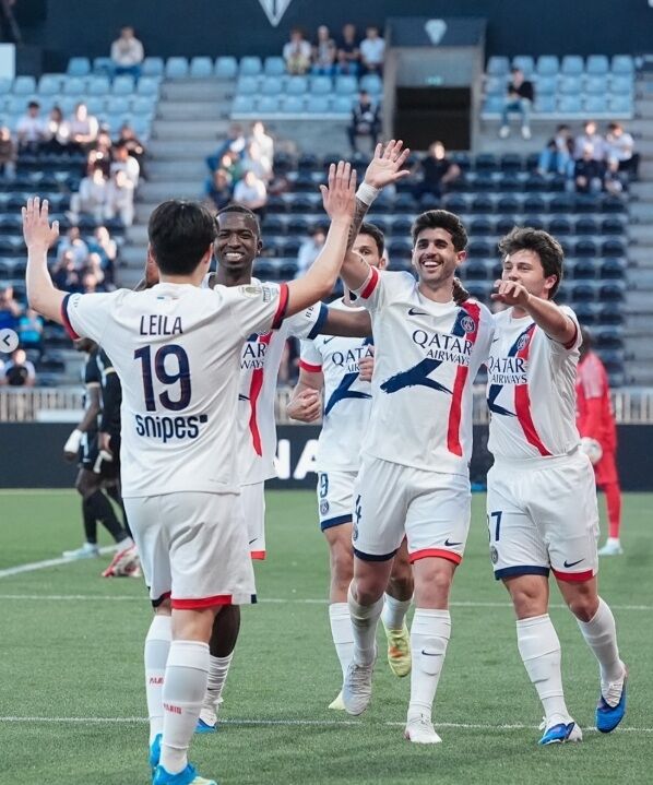 PSG의 이강인(왼쪽)과 베랄두(오른쪽에서 두 번째)가 앙제와의 2025-26시즌 프랑스 리그1 원정 경기에서 득점 후 환호하고 있다./PSG