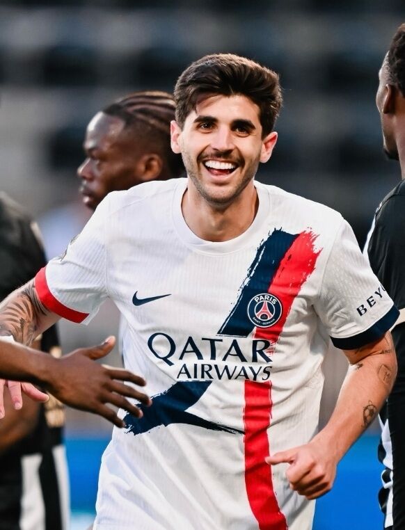 PSG의 수비수 베랄두가 앙제와의 2025-26시즌 프랑스 리그1 원정 경기에서 웃고있다./PSG