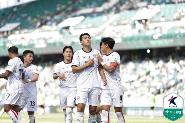 전북 현대가 26일 전주월드컵경기장에서 열린 포항 스틸러스와의 10라운드 홈 경기에서 3-2로 승리했다. 골을 넣은 뒤 세레머니를 하고 있는 포항 이호재(19번)./프로축구연맹 제공