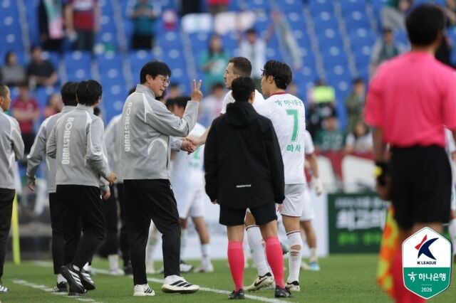 대전 하나시티즌이 26일 울산문수축구경기장에서 열린 울산 HD와 10라운드 원정 경기에서 4-1로 승리했다. 대전 마사가 골을 넣은 뒤 황선홍 대전 감독의 지시를 받고 있다./ 프로축구연맹 제공