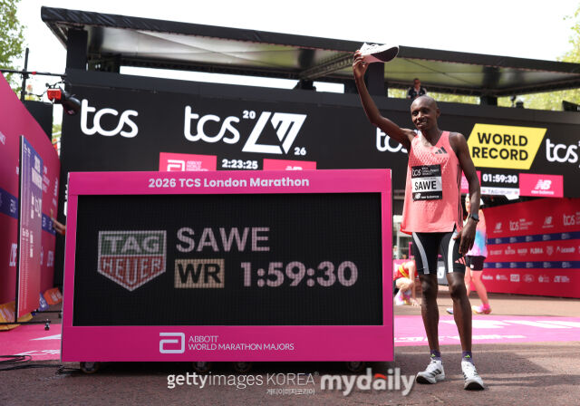 사웨가 26일 펼쳐진 런던 마라톤에서 세계신기록을 세운 뒤 전광판 앞에서 기뻐하고 있다. /게티이미지코리아