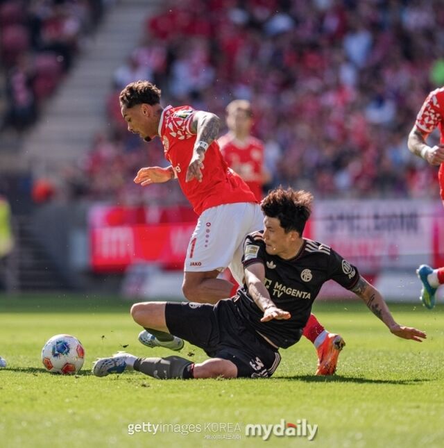 바이에른 뮌헨의 김민재가 마인츠와의 2025-26시즌 분데스리가 원정 경기에서 태클을 시도하고 있다./게티이미지코리아