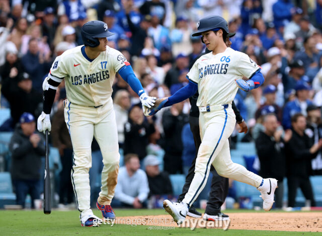 김혜성(오른쪽)이 26일 컵스와 경기에서 홈을 밟으며 오타니 쇼헤이와 하이파이브 하고 있다. /게티이미지코리아
