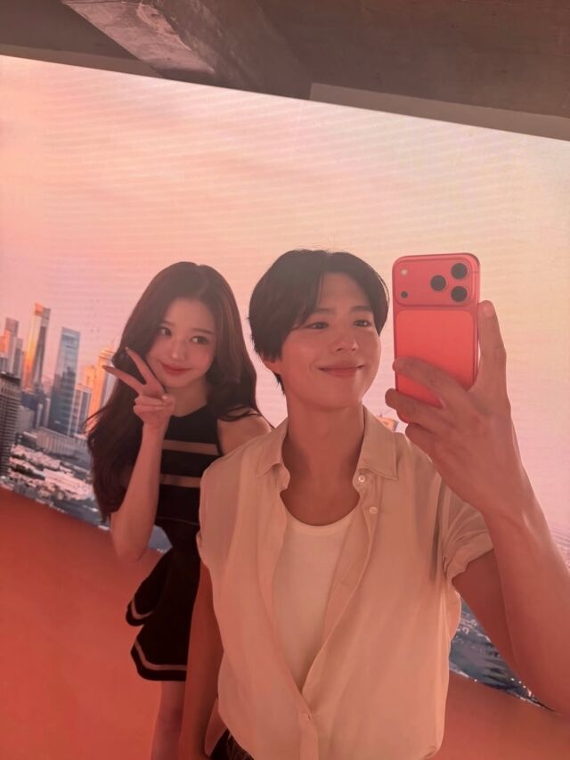 박보검과 장원영이 함께한 비주얼 투샷이 화제를 모으고 있다. / 박보검 SNS