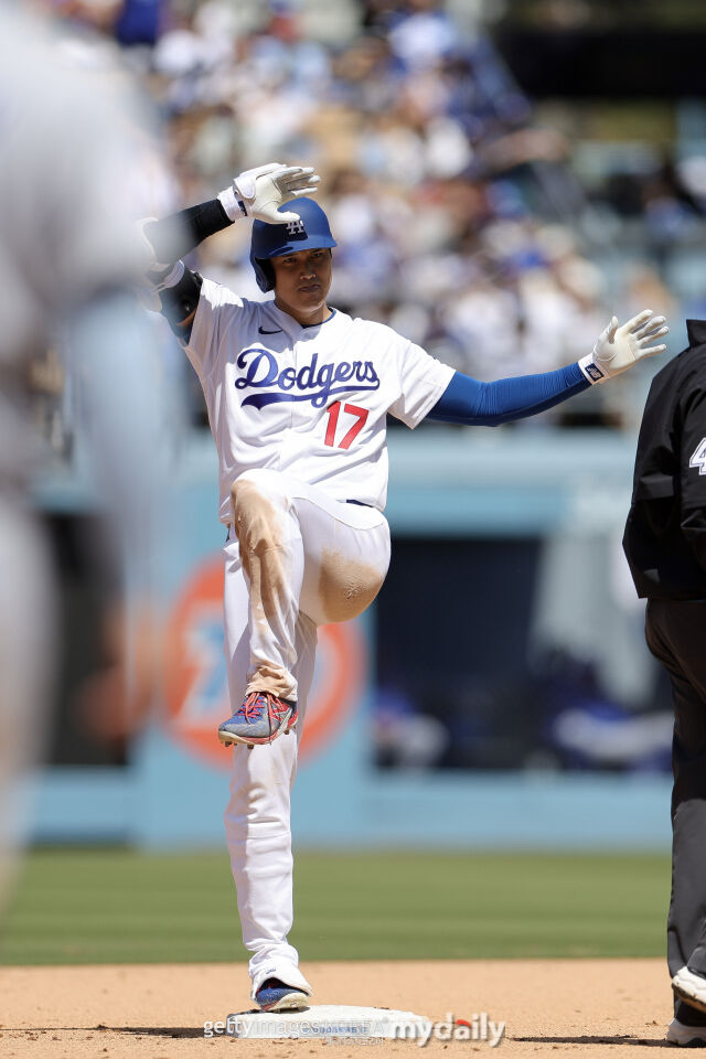 오타니 쇼헤이가 27일 시카고 컵스전 2루타를 친 뒤 세리머니를 펼치고 있다./게티이미지코리아