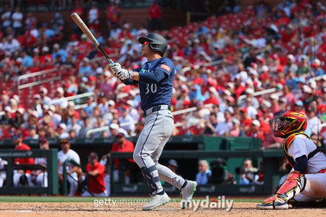 롭 레프스나이더가 27일 세인트루이스 카디널스전 9회 결승 홈런을 치고 있다./게티이미지코리아