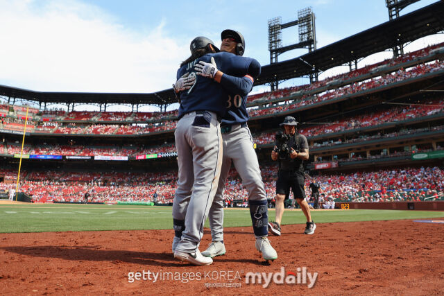 롭 레프스나이더(오른쪽)가 27일 세인트루이스 카디널스전 홈런을 친 뒤 세리머니를 펼치고 있다./게티이미지코리아
