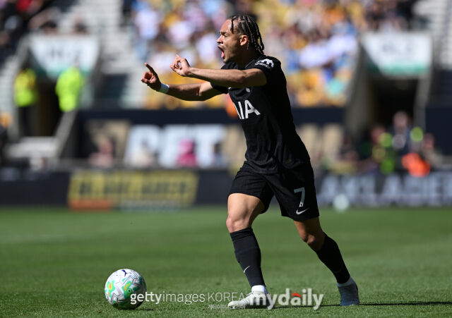 28일 커트오프사이드 보도에 따르면 맨체스터 유나이티드가 토트넘 홋스퍼의 사비 시몬스 영입을 위해 제안을 준비하고 있다. 시몬스가 심판 판정에 항의하고 있다. /게티이미지코리아