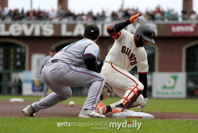 이정후(오른쪽) 1회말 3루타를 터뜨리고 3루에 안착하고 있다. /게티이미지코리아