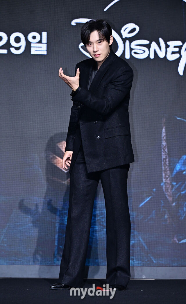 배우 김성철이 27일 서울 여의도 콘래드 호텔에서 진행된 디즈니+ 오리지널 시리즈 '골드랜드' 제작발표회에 참석했다.<br><br>'골드랜드'는 밀수 조직의 1500억 금괴를 손에 넣은 '희주(박보영 분)'가 탐욕과 배신이 뒤엉킨 아수라장 속에서 금을 독차지하기 위해 사투를 벌이는 금빛 욕망 생존 스릴러로, 박보영, 김성철, 이현욱, 김희원, 문정희, 그리고 이광수가 출연한다.<br> 